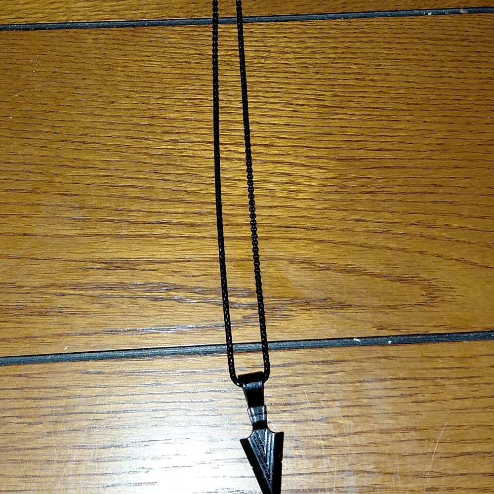 Classic Black Stainless Steel Arrowhead Pendant Necklace With Block Chain. NWOT